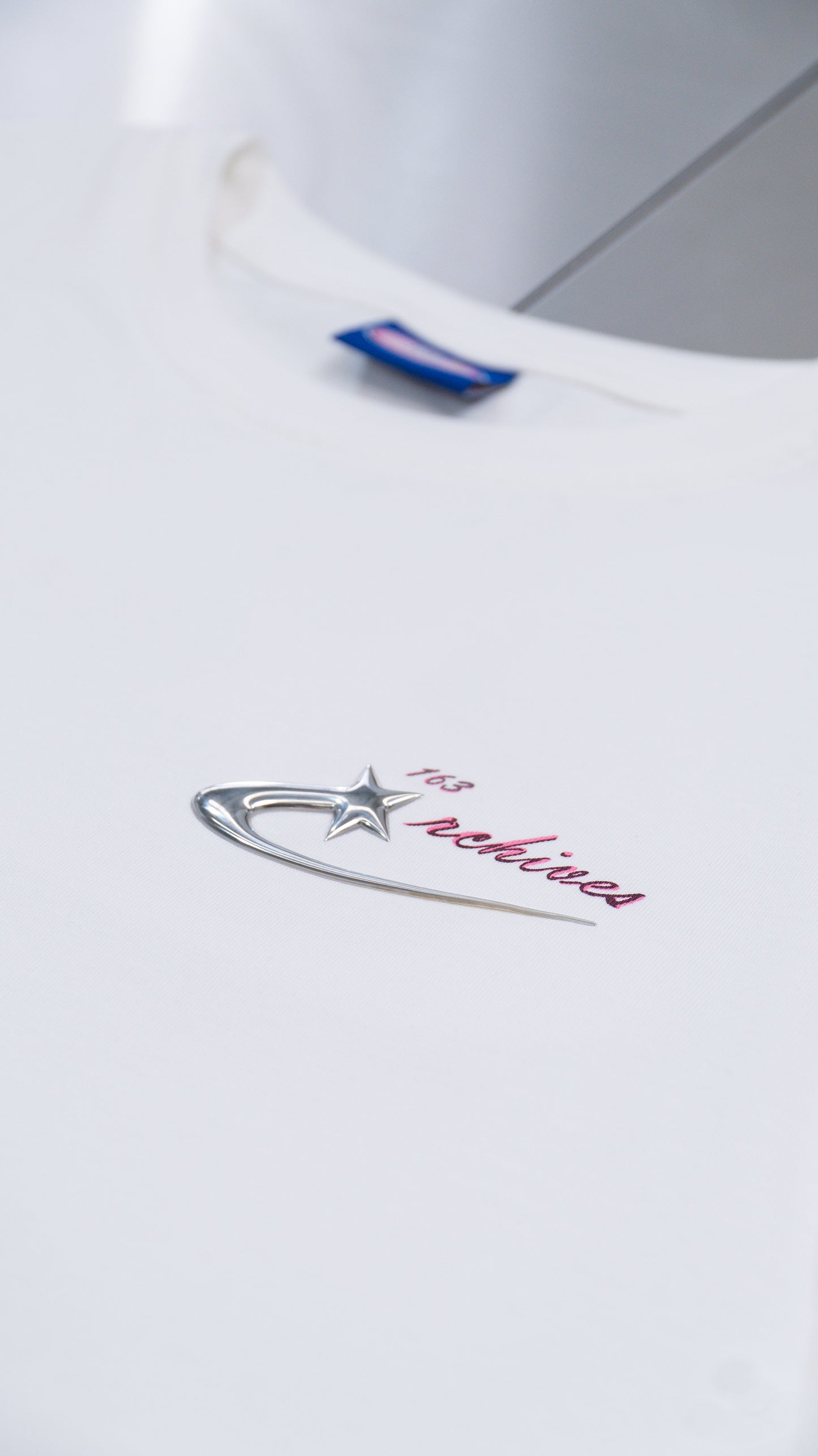 WHITE MIRROR TEE
